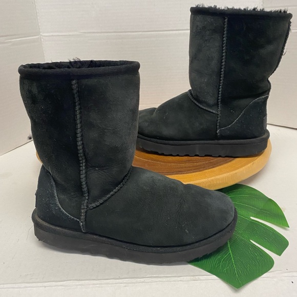 UGG Mid Top Leather Shearling Lined Black Boots - Picture 1 of 12